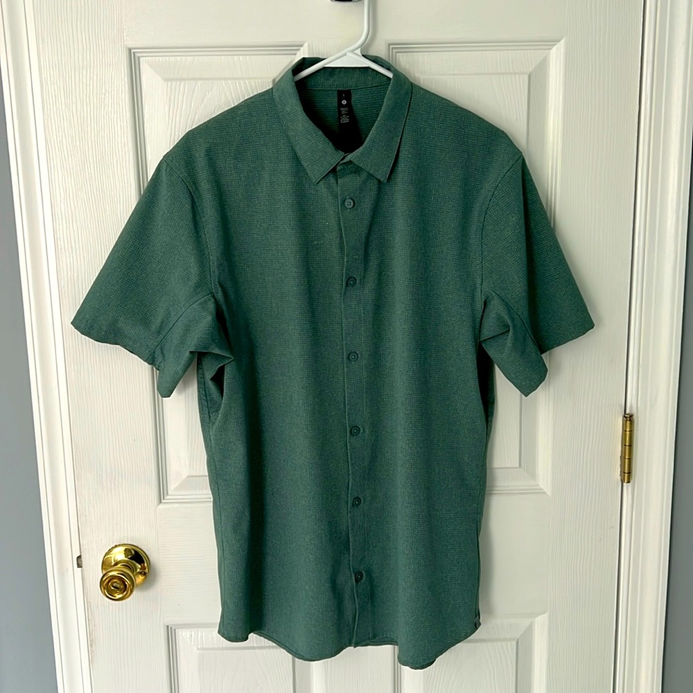 lululemon short sleeved men’s button up